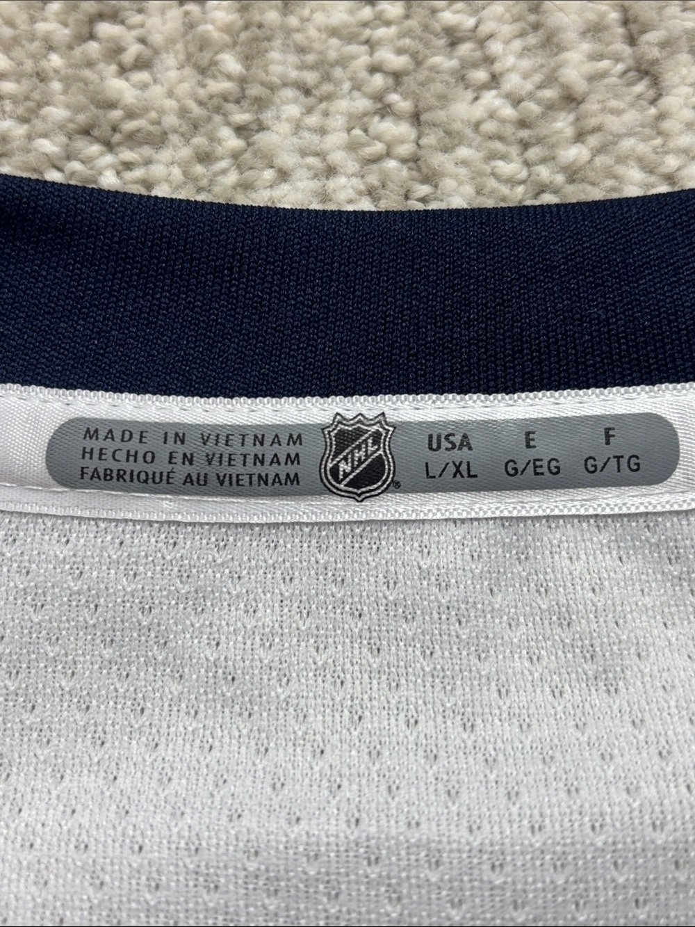 NHL Colorado Avalanche Nathan MacKinnon 29 Youth Alternate Hockey Jersey L/XL - Picture 4 of 6